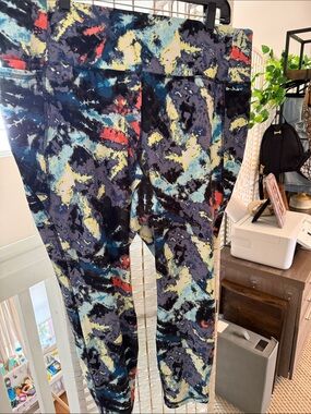 LIVI by Lane Bryant Abstract Splash-Print 7/8”Athletic Leggings in Navy & Teal